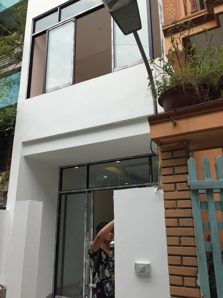 Hệ cửa sổ phía trên làm bằng nhôm kính