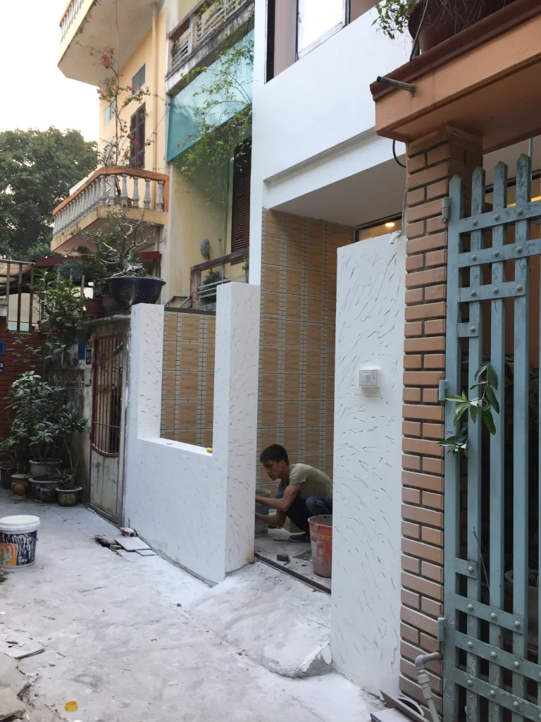 Làm nhám tường trước khi ốp