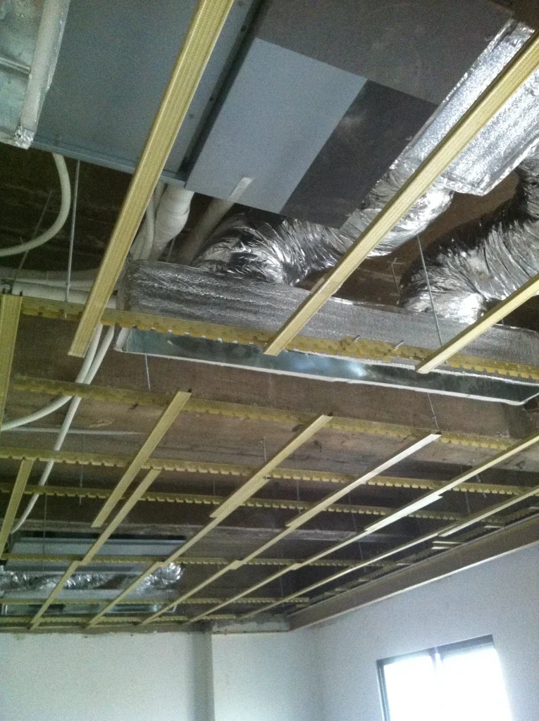 Đi đường ống điều hòa âm trần nối ống gió