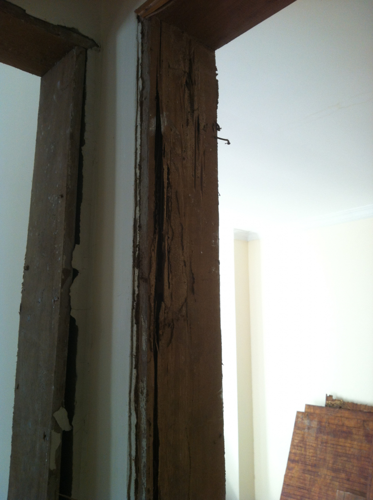 Phá dỡ cửa gỗ cũ