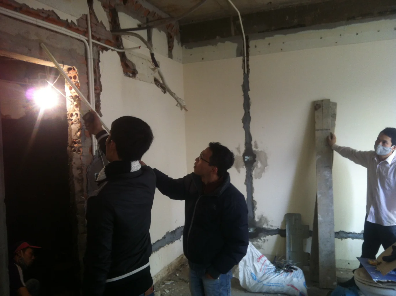 Xây tường đi đường điện mới